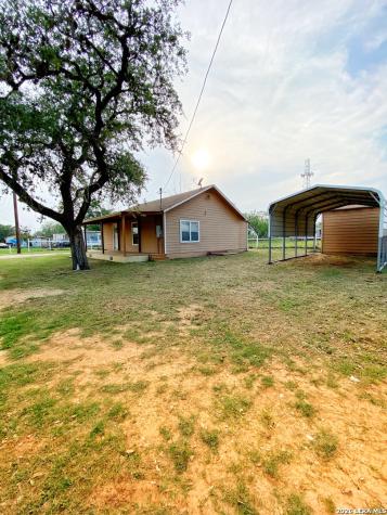1311 Pine Street Floresville TX 78114
