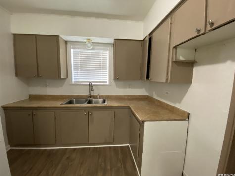 1311 Pine Street Floresville TX 78114