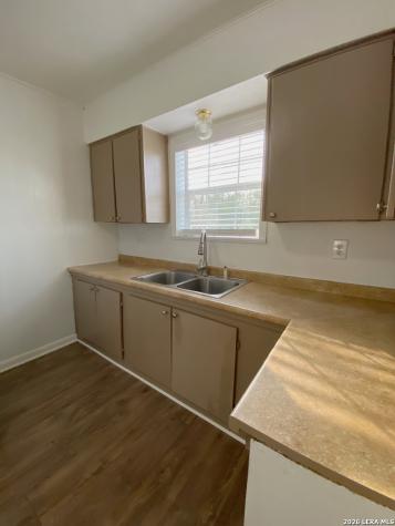 1311 Pine Street Floresville TX 78114