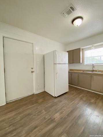 1311 Pine Street Floresville TX 78114