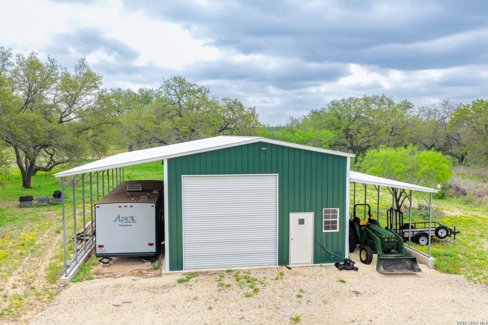 1407 County Road 761 Devine TX 78016