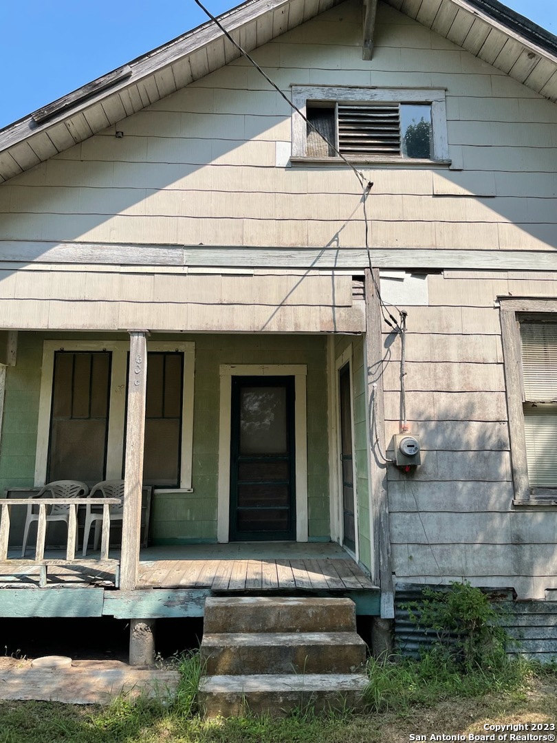 606 Armstrong Street Yoakum TX 77995