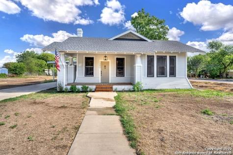 1302 10th Street Hondo TX 78861