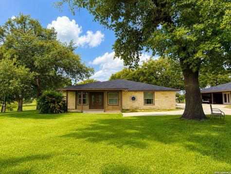 103 Misty Bend Floresville TX 78114