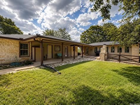 103 Misty Bend Floresville TX 78114