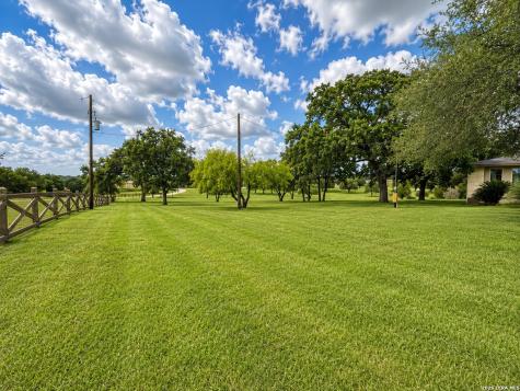 103 Misty Bend Floresville TX 78114