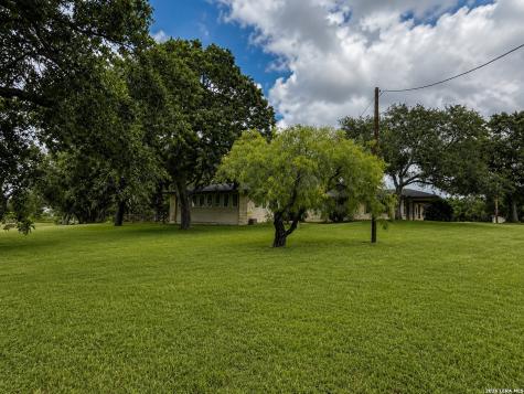 103 Misty Bend Floresville TX 78114