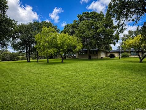 103 Misty Bend Floresville TX 78114