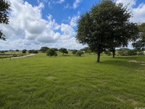 103 Misty Bend Floresville TX 78114