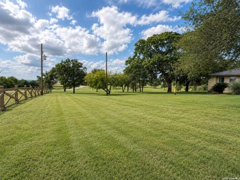 103 Misty Bend Floresville TX 78114