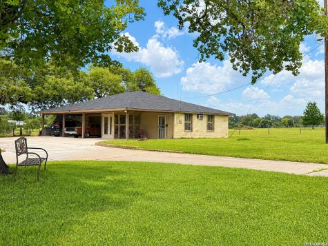 103 Misty Bend Floresville TX 78114