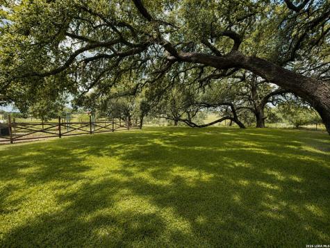 103 Misty Bend Floresville TX 78114