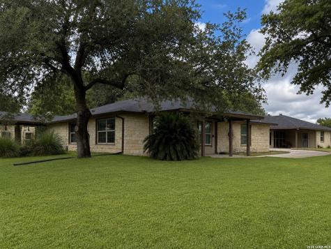 103 Misty Bend Floresville TX 78114