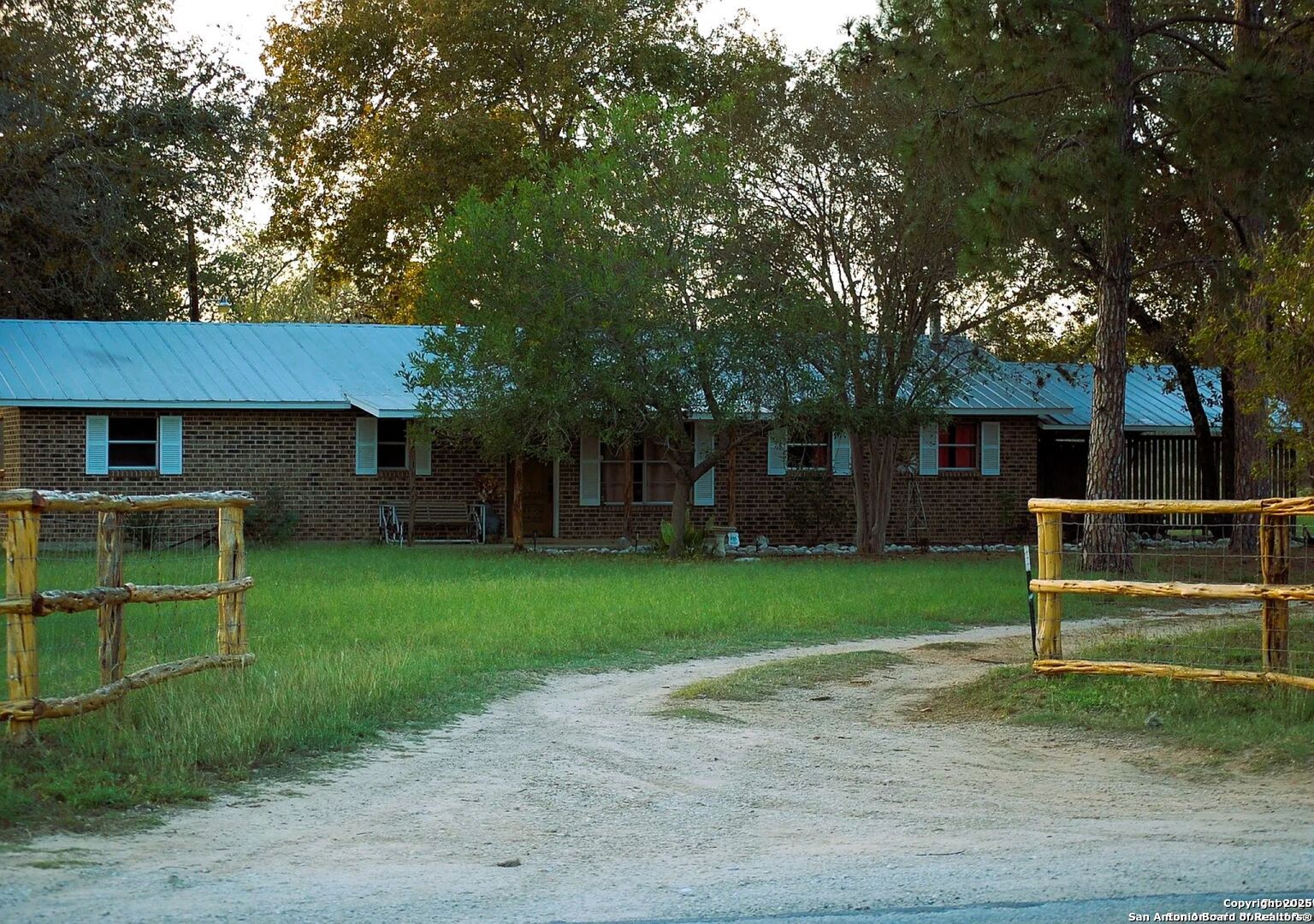 1380 County Road 6723 Natalia TX 78059