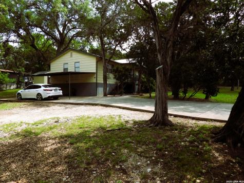 448 White Bass Drive Lakehills TX 78063