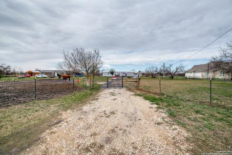 1685 County Road 5715 Natalia TX 78059