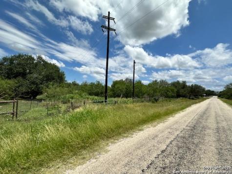 7527 N Highway 16 Poteet TX 78065