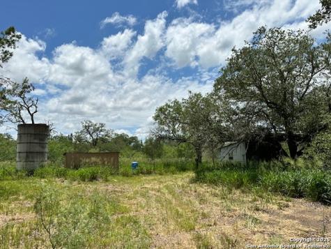 7527 N Highway 16 Poteet TX 78065
