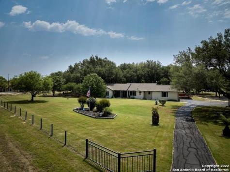 428 Ringaskiddy Circle Floresville TX 78114