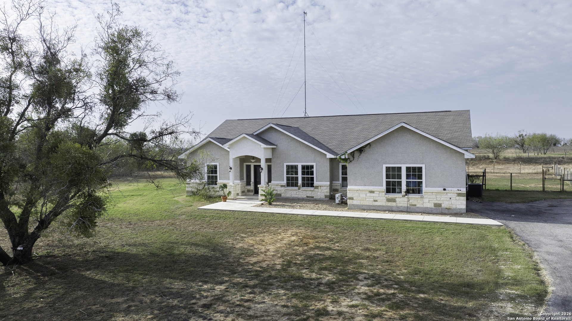 105 Hidden Haven Floresville TX 78114