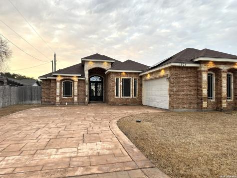 1503 Lewis Kingsville TX 78363