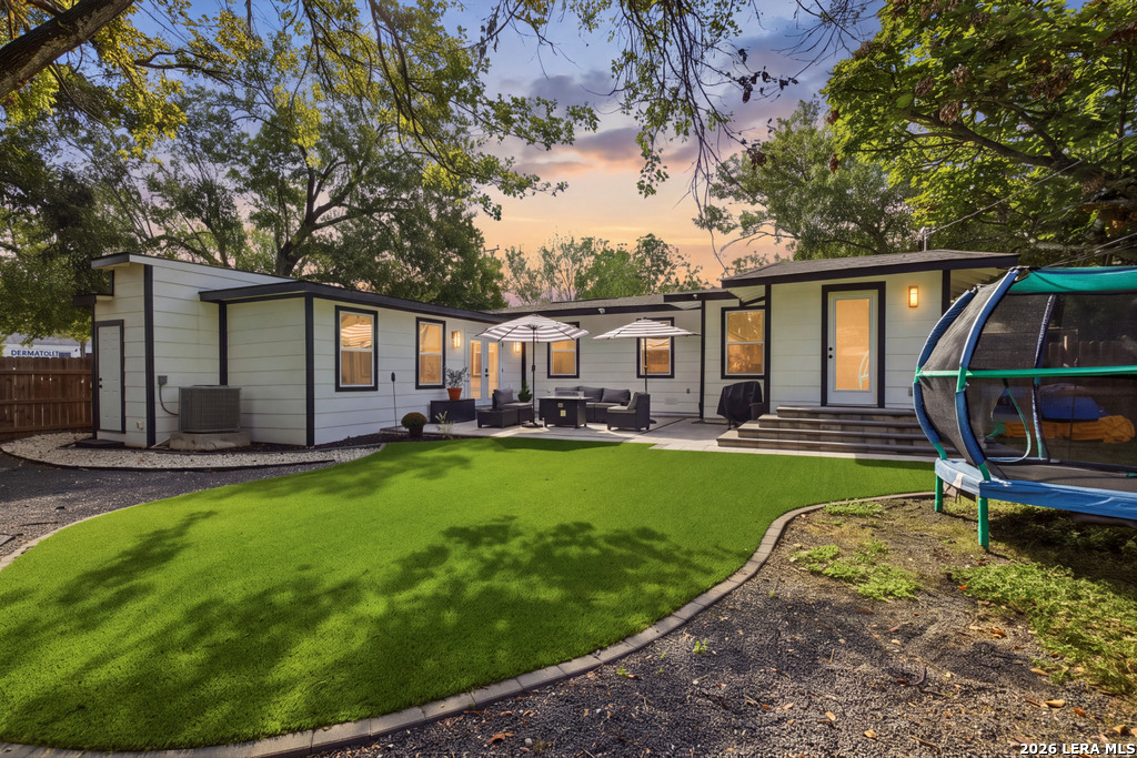 275 E Fair Oaks Place Alamo Heights TX 78209