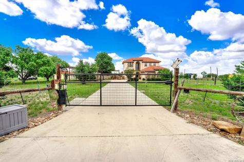503 Private Road 5764 Lacoste TX 78039