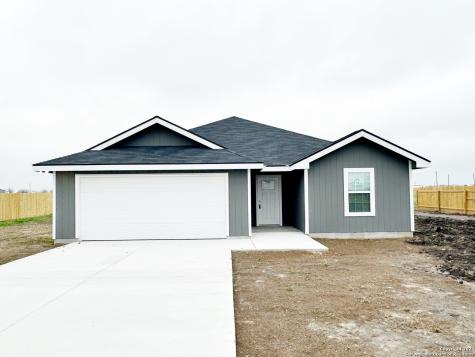 653 County Road 5715 Natalia TX 78059