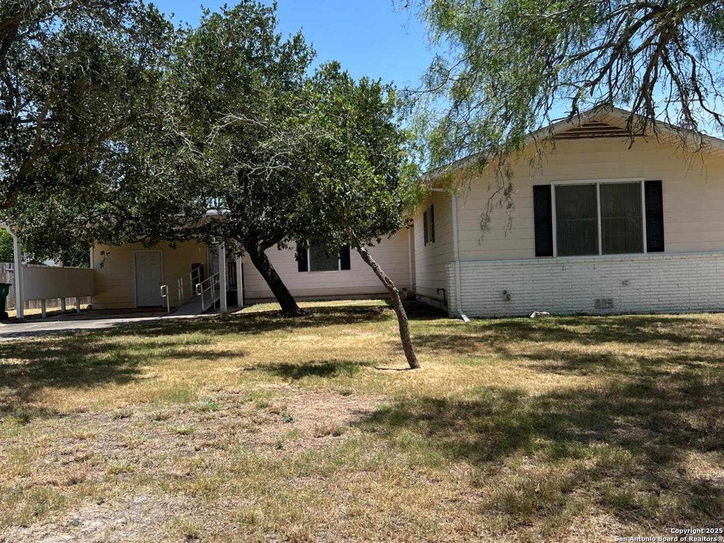 702 Esplanade Karnes City TX 78118