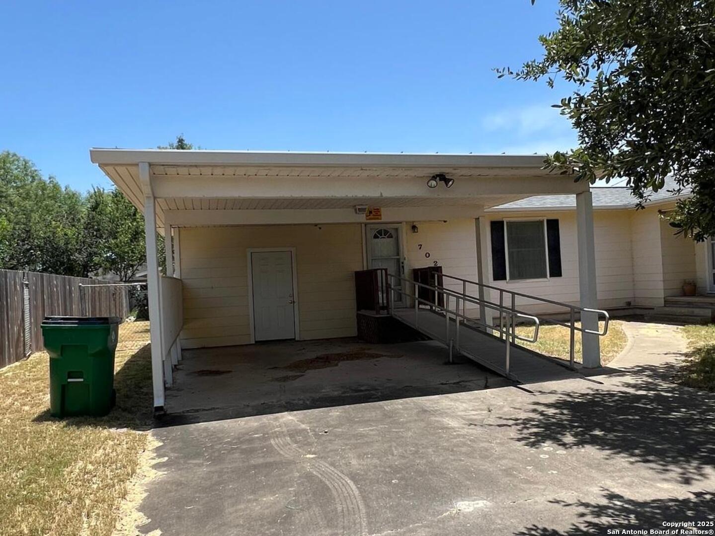 702 Esplanade Karnes City TX 78118