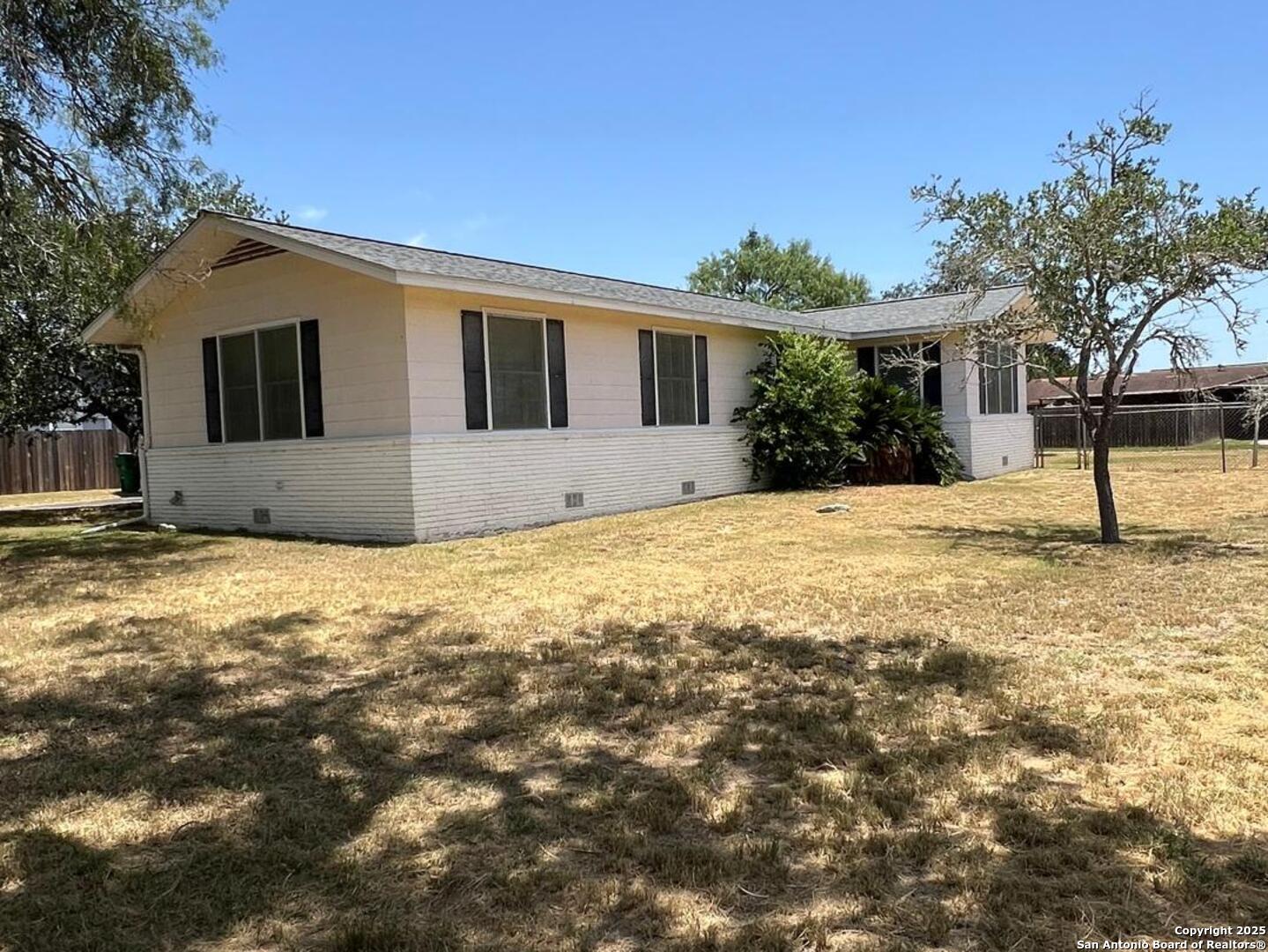 702 Esplanade Karnes City TX 78118
