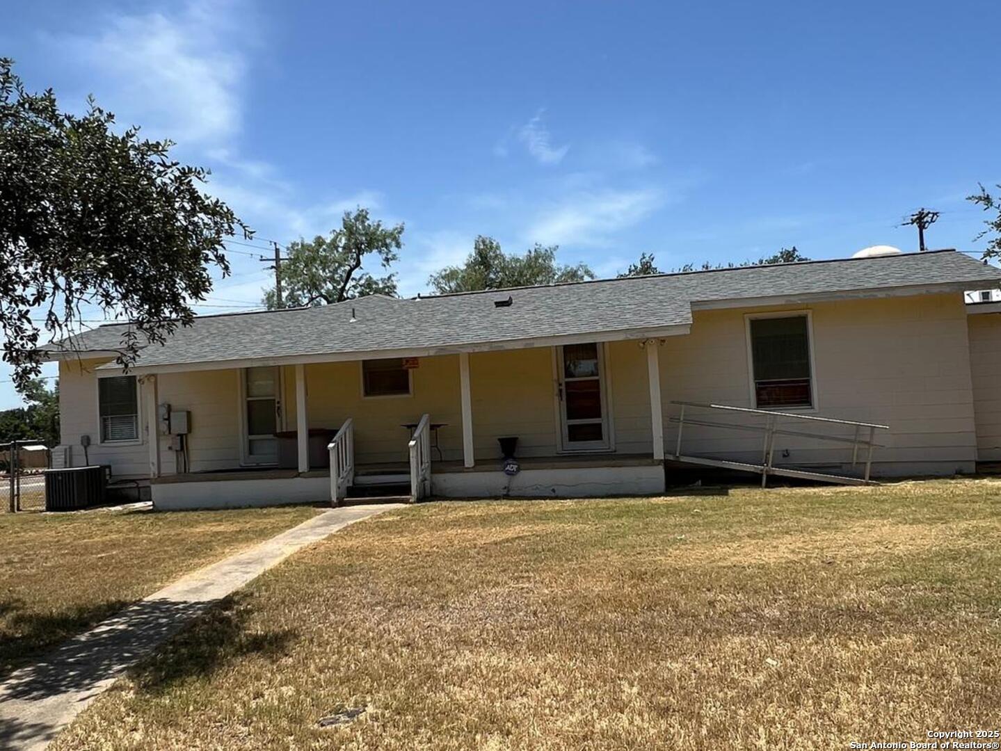 702 Esplanade Karnes City TX 78118