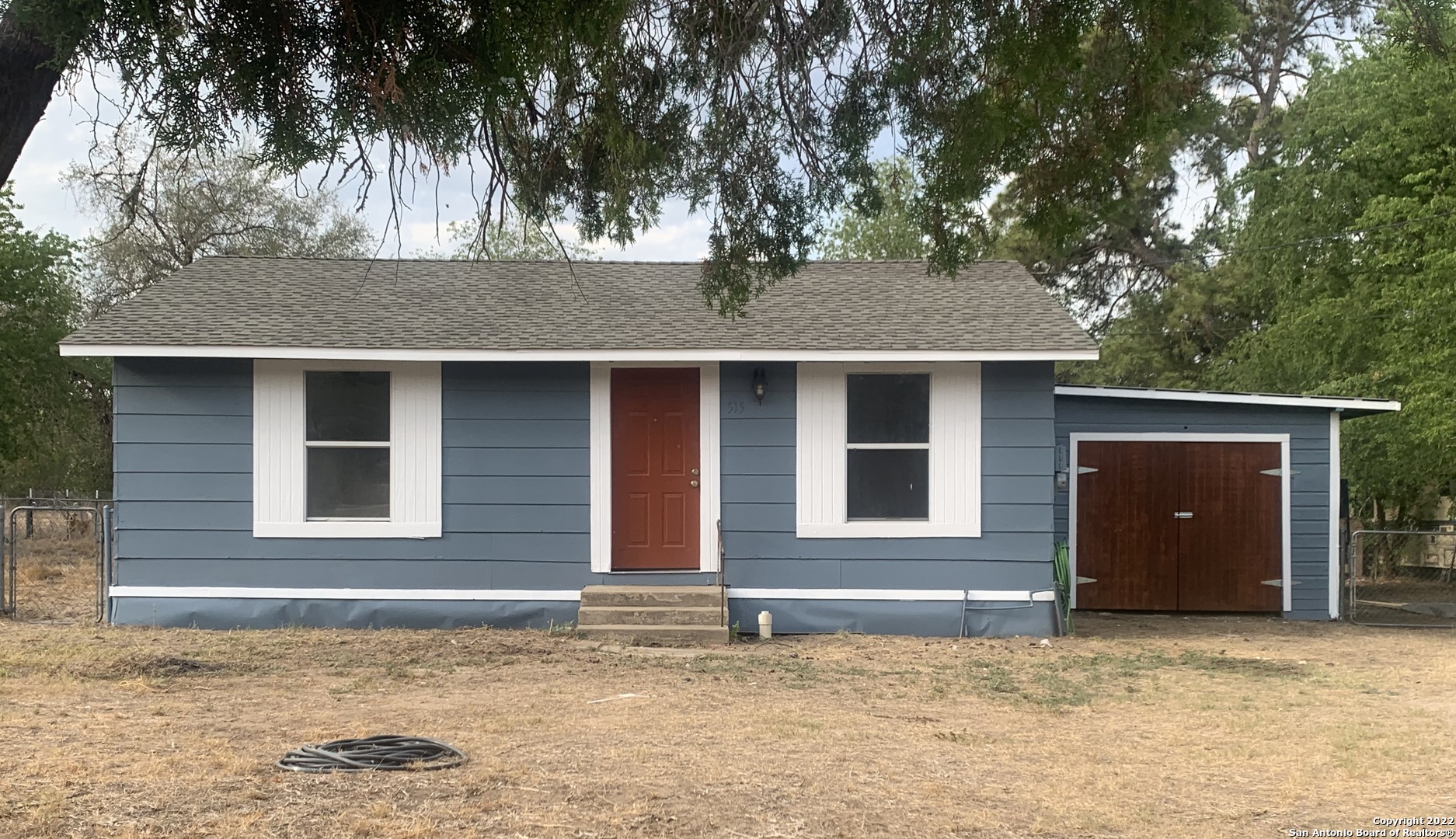 515 W Colonial Parkway Devine TX 78016