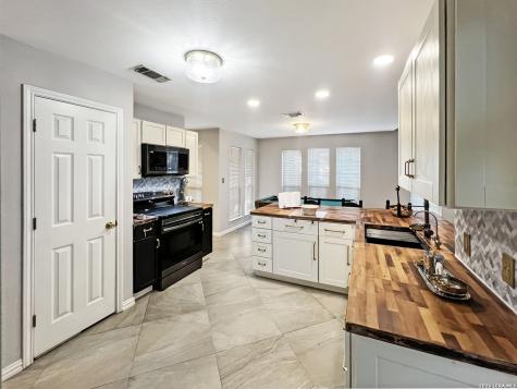 1103 Hidalgo Street Crystal City TX 78839