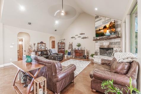946 County Road 361 La Vernia TX 78121