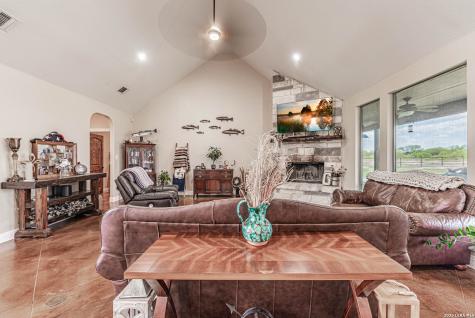 946 County Road 361 La Vernia TX 78121