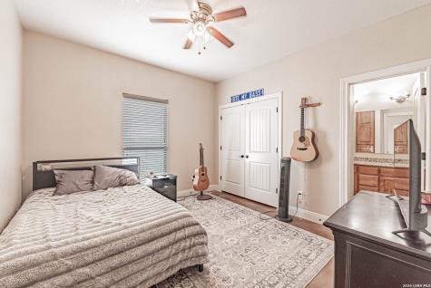 946 County Road 361 La Vernia TX 78121