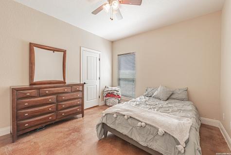946 County Road 361 La Vernia TX 78121