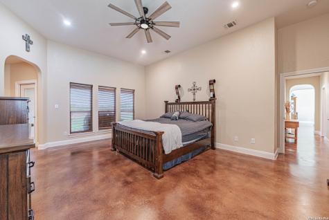 946 County Road 361 La Vernia TX 78121