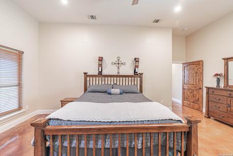 946 County Road 361 La Vernia TX 78121