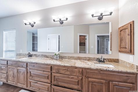 946 County Road 361 La Vernia TX 78121