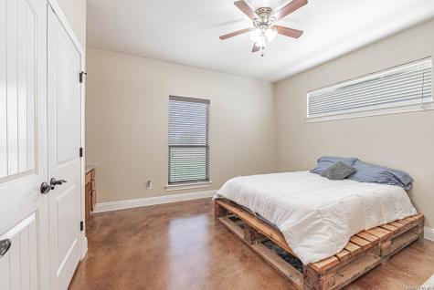 946 County Road 361 La Vernia TX 78121
