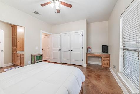 946 County Road 361 La Vernia TX 78121
