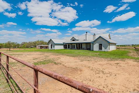 946 County Road 361 La Vernia TX 78121
