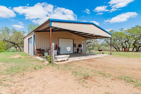 946 County Road 361 La Vernia TX 78121