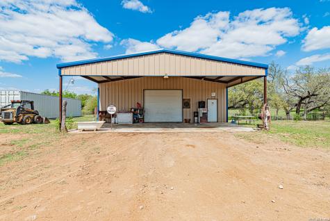 946 County Road 361 La Vernia TX 78121