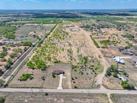 946 County Road 361 La Vernia TX 78121