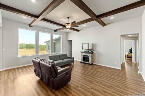 1141 County Road 337 Charlotte TX 78011