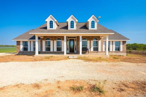 1141 County Road 337 Charlotte TX 78011