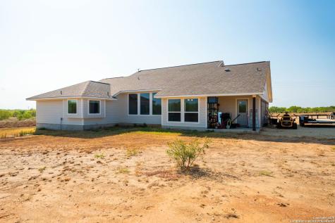 1141 County Road 337 Charlotte TX 78011